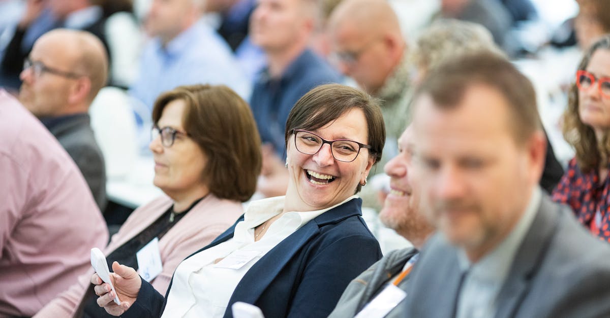 聚名实名账号：“短信如何成为了跨地域联系的重要通道？”