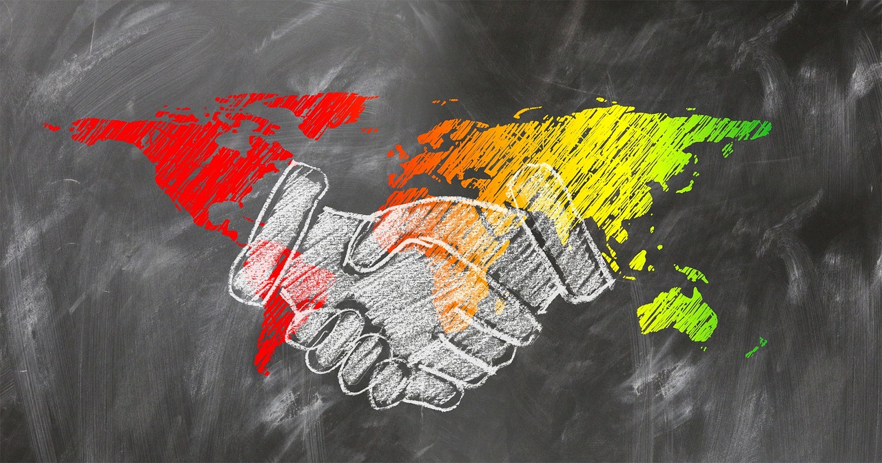 如何与社交媒体谨慎应对，并保护个人信息？